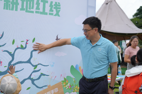 ▲南城街道党工委委员李福全现场活动手印签到.jpg